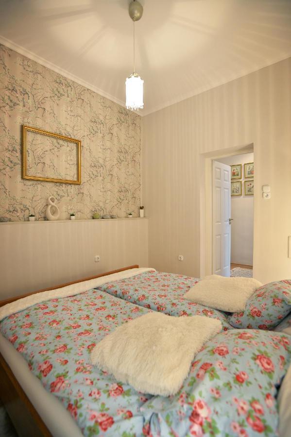 Janicsar Garden Apartman เอ็กเกอร์ ภายนอก รูปภาพ