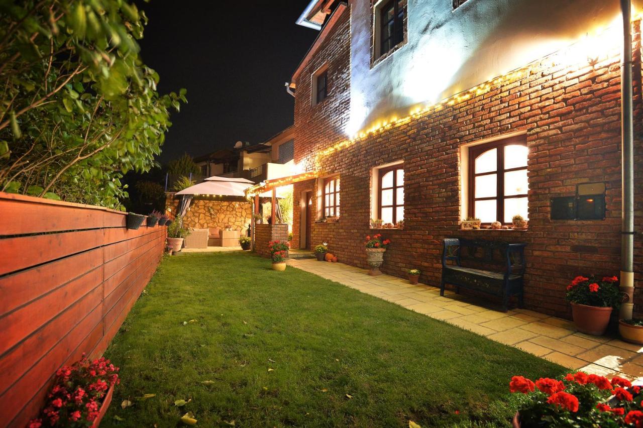 Janicsar Garden Apartman เอ็กเกอร์ ภายนอก รูปภาพ