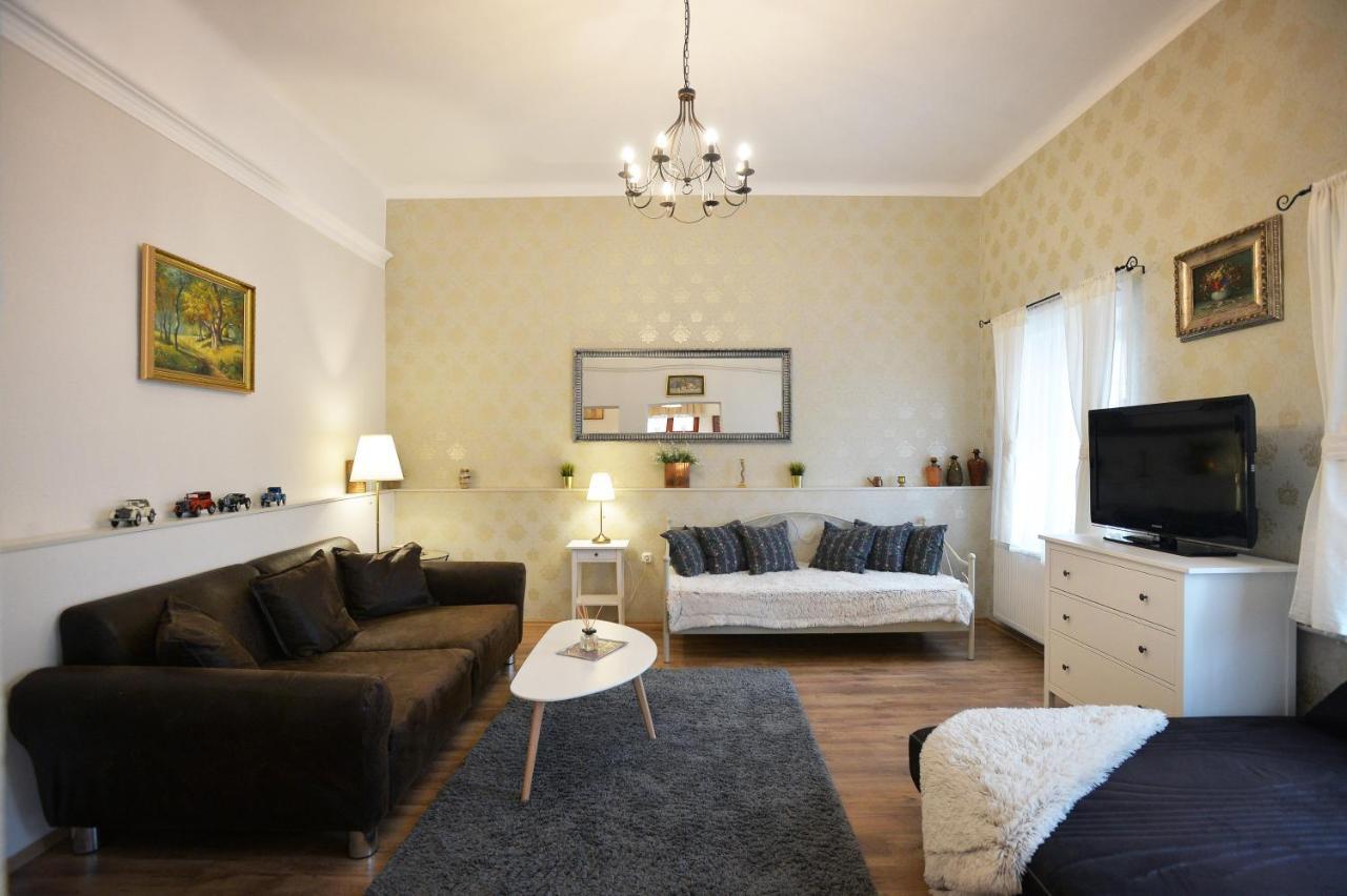 Janicsar Garden Apartman เอ็กเกอร์ ภายนอก รูปภาพ