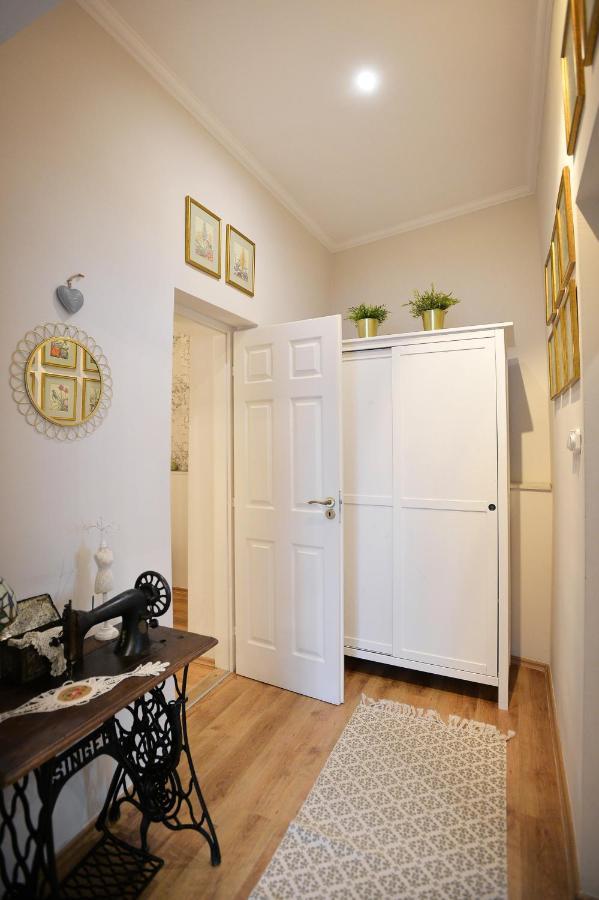 Janicsar Garden Apartman เอ็กเกอร์ ภายนอก รูปภาพ
