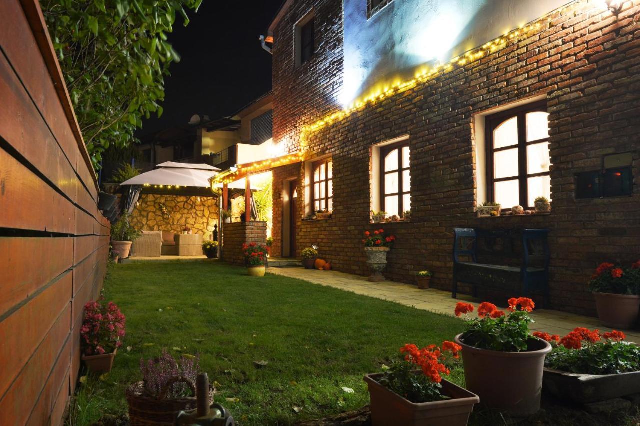 Janicsar Garden Apartman เอ็กเกอร์ ภายนอก รูปภาพ