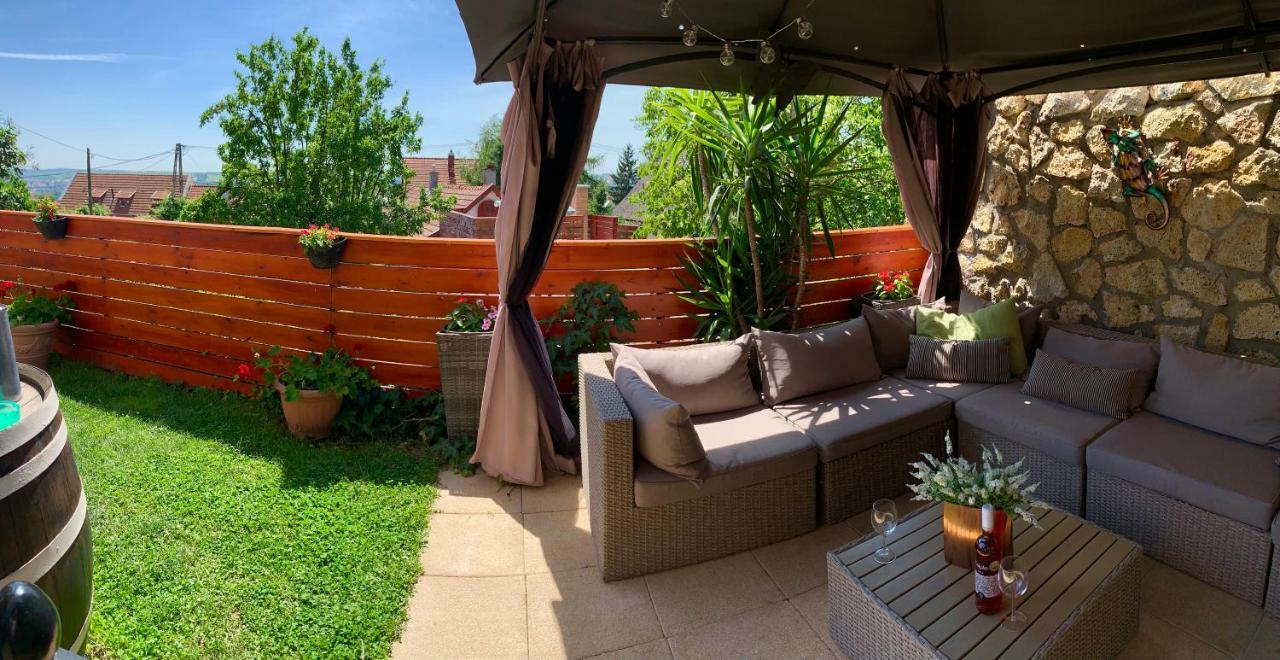 Janicsar Garden Apartman เอ็กเกอร์ ภายนอก รูปภาพ