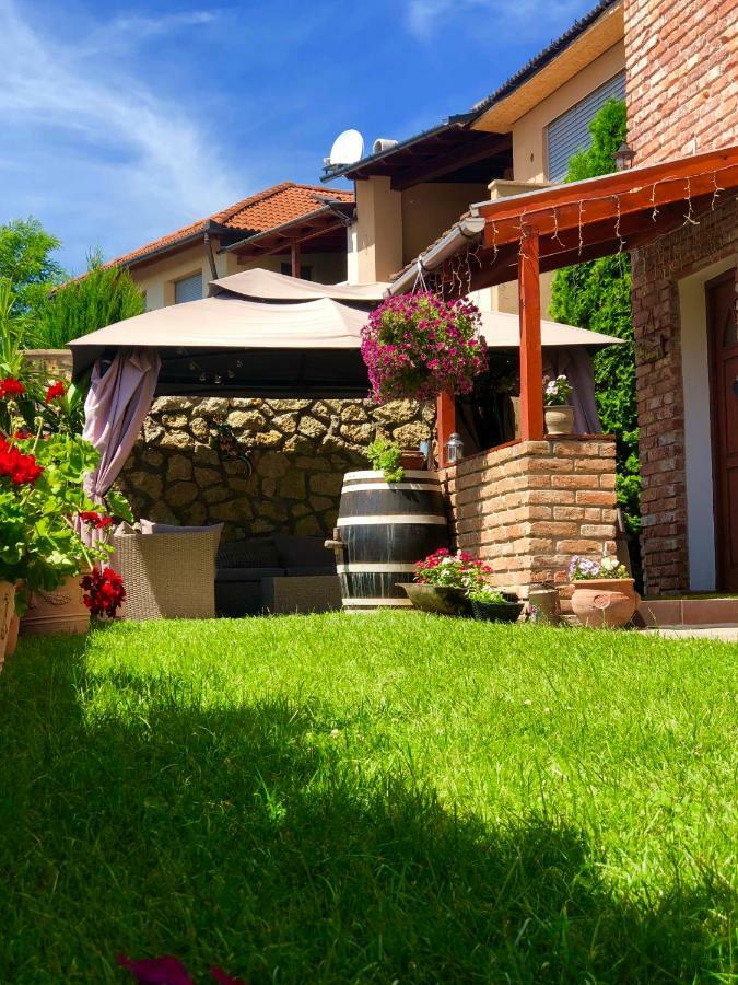 Janicsar Garden Apartman เอ็กเกอร์ ภายนอก รูปภาพ